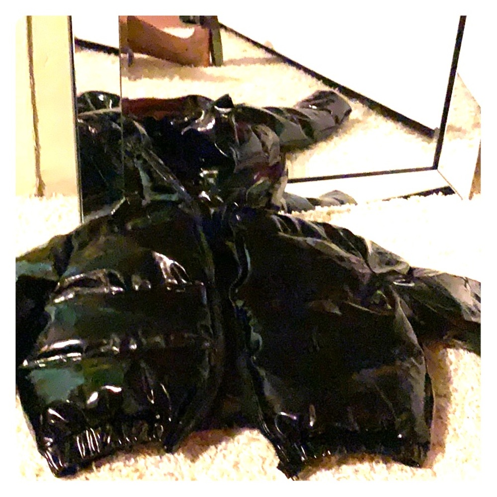 A mini puffed jacket (Prettylittlething)